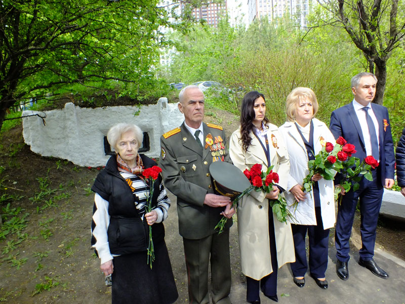 Торжественная церемония возложения цветов к подножию памятника