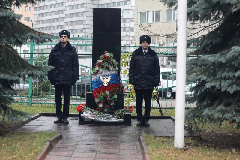 Полицейские и общественники Юго-Западного округа столицы почтили память погибших в годы войны минутой молчания