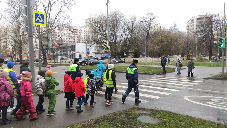 На юго-западе Москвы автоинспекторы провели профилактическое мероприятие «Шагающий автобус»