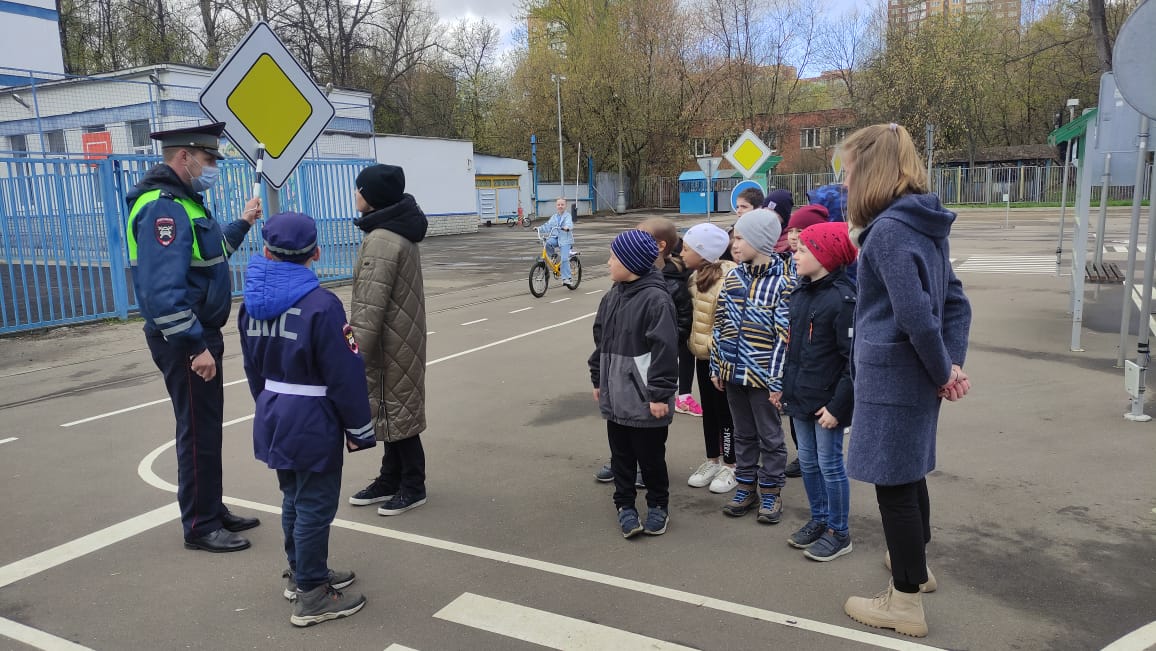 На юго-западе Москвы сотрудники ГИБДД провели для школьников профилактическое занятие в автогородке