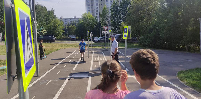 В преддверии нового учебного года сотрудники столичной Госавтоинспекции напоминают подросткам о безопасности на дорогах города